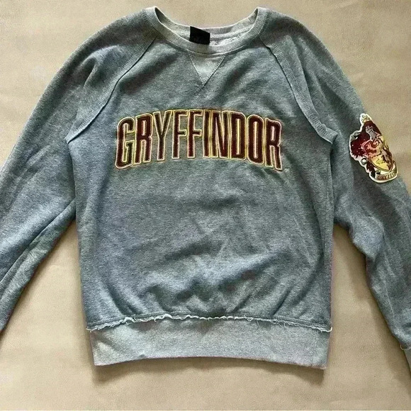 Authentic Universal Studios Harry Potter Gryffindor House sweatshirt Crewneck - Picture 9 of 9